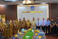 Keterangan Foto: Wali Kota Langsa Jeffry Sentana dan Kajari Langsa Dr. Adi Tyogunawan usai penandatanganan kerja sama penanganan masalah hukum di Kantor Wali Kota Langsa, Selasa (8/9/2026).