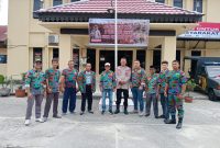 Keterangan Foto: Pengurus PC FSPTI Kota Pekanbaru, Rinto Pangaribuan, bersama Kapolsek Binawidya, Kompol Nusirwan, S.H., usai apel kesiapsiagaan karhutla di halaman Mapolsek Binawidya, Rabu (9/9/2026).
