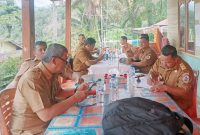 Keterangan Foto: Rapat klarifikasi dugaan pemotongan Jadup yang dipimpin Inspektorat Tapteng di Desa Sibio-bio, Kecamatan Sibabangun, Senin (7/9/2026).