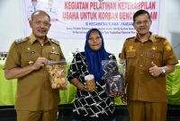 Keterangan Foto: Wakil Bupati Mahmud Efendi bersama pelaku usaha korban banjir Tapteng, didampingi Kadis UMKM Tapteng Erman Syahrin Lubis, saat pembukaan pelatihan di Hasian Hotel Pandan, Selasa (8/9/2026).
