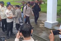Keterangan foto: Bupati Tapteng Masinton Pasaribu menyambut Kunker Mendagri Tito Karnavian di Bandara Ferdinand Lumban Tobing, Kecamatan Pinangsori, Tapanuli Tengah.