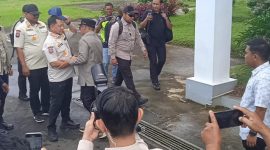 Keterangan foto: Bupati Tapteng Masinton Pasaribu menyambut Kunker Mendagri Tito Karnavian di Bandara Ferdinand Lumban Tobing, Kecamatan Pinangsori, Tapanuli Tengah.