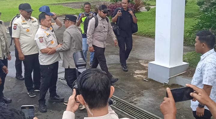 Keterangan foto: Bupati Tapteng Masinton Pasaribu menyambut Kunker Mendagri Tito Karnavian di Bandara Ferdinand Lumban Tobing, Kecamatan Pinangsori, Tapanuli Tengah.