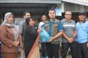 Keterangan foto: Wali Kota Langsa Jeffry Sentana S. Putra, S.E. menyerahkan bantuan kepada warga terdampak banjir, baik secara langsung maupun melalui para geuchik. 