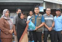 Keterangan foto: Wali Kota Langsa Jeffry Sentana S. Putra, S.E. menyerahkan bantuan kepada warga terdampak banjir, baik secara langsung maupun melalui para geuchik. 