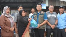 Keterangan foto: Wali Kota Langsa Jeffry Sentana S. Putra, S.E. menyerahkan bantuan kepada warga terdampak banjir, baik secara langsung maupun melalui para geuchik.