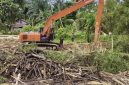 Keterangan foto: Pemko Langsa terus melakukan upaya pembersihan bantaran Krueng Langsa dengan menggunakan excavator.