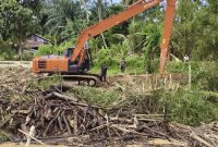 Keterangan foto: Pemko Langsa terus melakukan upaya pembersihan bantaran Krueng Langsa dengan menggunakan excavator.