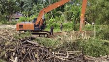 Keterangan foto: Pemko Langsa terus melakukan upaya pembersihan bantaran Krueng Langsa dengan menggunakan excavator.
