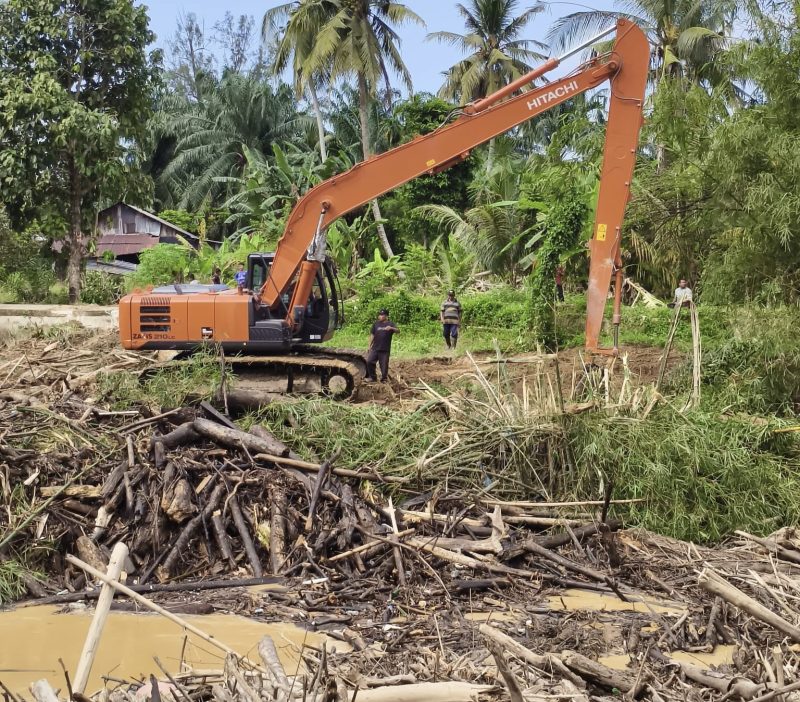 Keterangan foto: Pemko Langsa terus melakukan upaya pembersihan bantaran Krueng Langsa dengan menggunakan excavator.