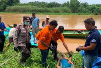 
Keterangan foto : Lokasi penemuan jasad dan identifikasi korban oleh Tim Inafis Polres Tapanuli Tengah.