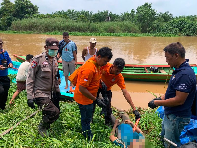 
Keterangan foto : Lokasi penemuan jasad dan identifikasi korban oleh Tim Inafis Polres Tapanuli Tengah.