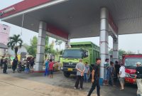 Keterangan foto: Sopir dump truck mengantre dan berharap dapat mengisi BBM sesuai kuota yang telah ditetapkan pemerintah.