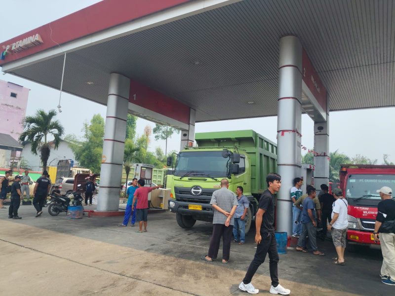 Keterangan foto: Sopir dump truck mengantre dan berharap dapat mengisi BBM sesuai kuota yang telah ditetapkan pemerintah.