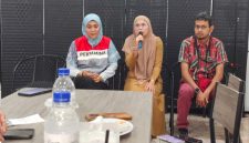 Keterangan foto: Lidia Sari, Officer CID Zona Rokan South; Kepala UPT (Unit Pelaksana Teknis) Dinas Sosial Provinsi Riau Anahartini Ropaniputri, S.E., M.M.; dan Viktoria, Senior Officer Public Relations, di Ruang Setara Coffee.