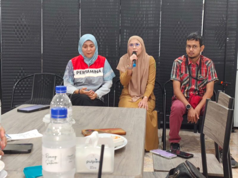 Keterangan foto: Lidia Sari, Officer CID Zona Rokan South; Kepala UPT (Unit Pelaksana Teknis) Dinas Sosial Provinsi Riau Anahartini Ropaniputri, S.E., M.M.; dan Viktoria, Senior Officer Public Relations, di Ruang Setara Coffee.