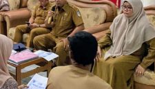 Keterangan foto: Kadis DPMPTSP Kota Langsa Mahlil, S.H., dan Asisten II Hendri Soenandar saat memberikan sosialisasi kepada pasangan nikah gratis program Langsa Juara di Kantor MPP Langsa.