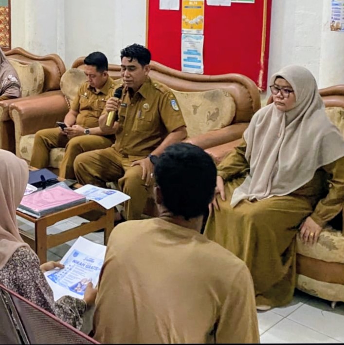Keterangan foto: Kadis DPMPTSP Kota Langsa Mahlil, S.H., dan Asisten II Hendri Soenandar saat memberikan sosialisasi kepada pasangan nikah gratis program Langsa Juara di Kantor MPP Langsa.