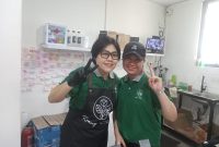 Keterangan foto: Barista, Vona Yulia Dede bersama rekan kerja di Cafe Ruang Setara.