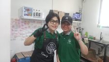 Keterangan foto: Barista, Vona Yulia Dede bersama rekan kerja di Cafe Ruang Setara.