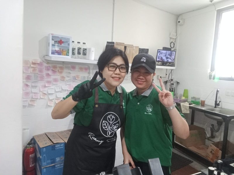 Keterangan foto: Barista, Vona Yulia Dede bersama rekan kerja di Cafe Ruang Setara.