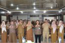 Keterangan foto: Sekda Kota Langsa, Dra. Suharti, S.Pd., M.Pd., berfoto bersama usai memberikan arahan percepatan input data SIKN-JIKN di Aula Setda Kota Langsa.
