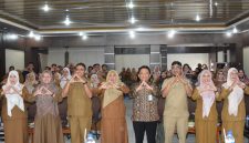 Keterangan foto: Sekda Kota Langsa, Dra. Suharti, S.Pd., M.Pd., berfoto bersama usai memberikan arahan percepatan input data SIKN-JIKN di Aula Setda Kota Langsa.
