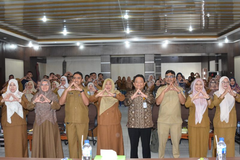 Keterangan foto: Sekda Kota Langsa, Dra. Suharti, S.Pd., M.Pd., berfoto bersama usai memberikan arahan percepatan input data SIKN-JIKN di Aula Setda Kota Langsa.