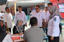 Keterangan foto: Sekda Langsa Dra. Suhartini, M.Pd. saat meninjau penyaluran Jadup di Kantor Pos Cabang Langsa, didampingi Asisten I, Al Azmi, dan Kepala Dinas Sosial Langsa, Darma Putra.