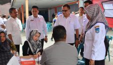 Keterangan foto: Sekda Langsa Dra. Suhartini, M.Pd. saat meninjau penyaluran Jadup di Kantor Pos Cabang Langsa, didampingi Asisten I, Al Azmi, dan Kepala Dinas Sosial Langsa, Darma Putra.