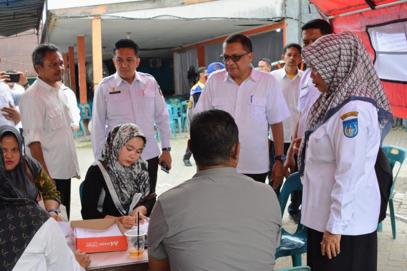 Keterangan foto: Sekda Langsa Dra. Suhartini, M.Pd. saat meninjau penyaluran Jadup di Kantor Pos Cabang Langsa, didampingi Asisten I, Al Azmi, dan Kepala Dinas Sosial Langsa, Darma Putra.
