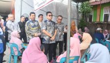 Keterangan foto: Wali Kota Langsa Jeffry Sentana S. Putra, S.E. (posisi tengah), didampingi Kepala Dinsos Darma Putra (posisi kanan), Asisten I Al Azmi, S.STP., M.AP. (posisi kiri), dan Asisten II Hendri Soenandar, S.STP., M.Si. (posisi belakang).