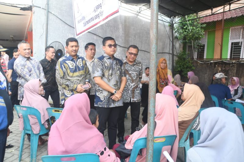 Keterangan foto: Wali Kota Langsa Jeffry Sentana S. Putra, S.E. (posisi tengah), didampingi Kepala Dinsos Darma Putra (posisi kanan), Asisten I Al Azmi, S.STP., M.AP. (posisi kiri), dan Asisten II Hendri Soenandar, S.STP., M.Si. (posisi belakang).