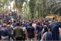 Keterangan Foto: Aksi penolakan warga Desa Kotagaro terhadap pihak KSO di Tapung Hilir, Kampar. (dok.ist) 
