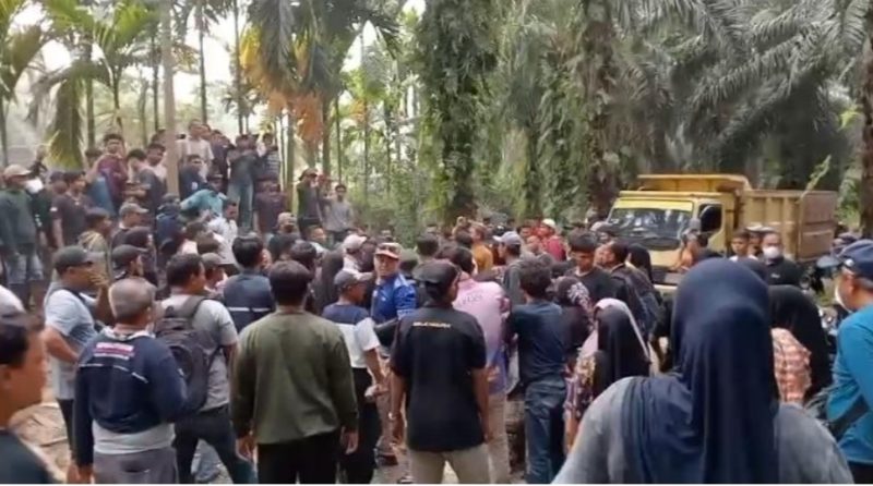Keterangan Foto: Aksi penolakan warga Desa Kotagaro terhadap pihak KSO di Tapung Hilir, Kampar. (dok.ist) 
