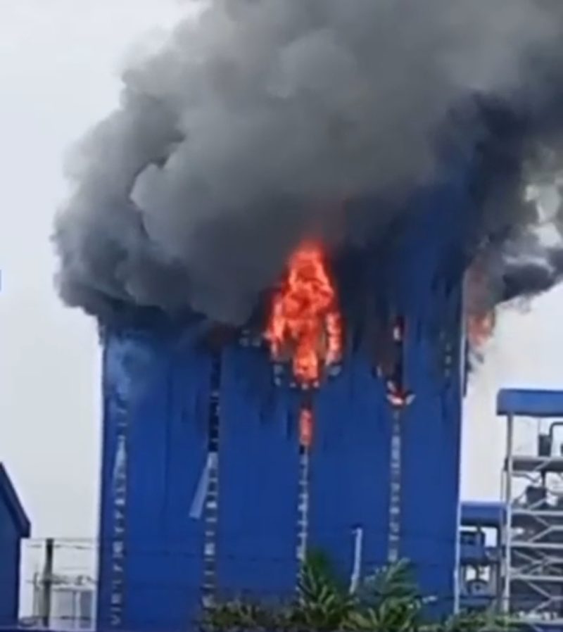 Keterangan Foto: Tangkap Layar suasana kebakaran di PT EVYAP, KEK Sei Mangkei, Simalungun, Kamis (3/9/2026). (dok. ist)