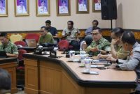 Keterangan Foto: Gubernur Riau SF Hariyanto, didampingi Pangdam XIX/Tuanku Tambusai Mayjen TNI Dr. Agus Hadi Waluyo, S.A.P., M.M., CHRMP, dan Kapolda Riau Irjen Pol Dr. Herry Heryawan, S.I.K., M.H., M.Hum., saat memimpin rapat koordinasi penanganan Karhutla di Ruang Kenanga, Kantor Gubernur Riau, Senin (7/9/2026). Sejumlah peserta lainnya mengikuti rakor secara video conference.
