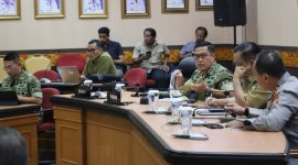Keterangan Foto: Gubernur Riau SF Hariyanto, didampingi Pangdam XIX/Tuanku Tambusai Mayjen TNI Dr. Agus Hadi Waluyo, S.A.P., M.M., CHRMP, dan Kapolda Riau Irjen Pol Dr. Herry Heryawan, S.I.K., M.H., M.Hum., saat memimpin rapat koordinasi penanganan Karhutla di Ruang Kenanga, Kantor Gubernur Riau, Senin (7/9/2026). Sejumlah peserta lainnya mengikuti rakor secara video conference.