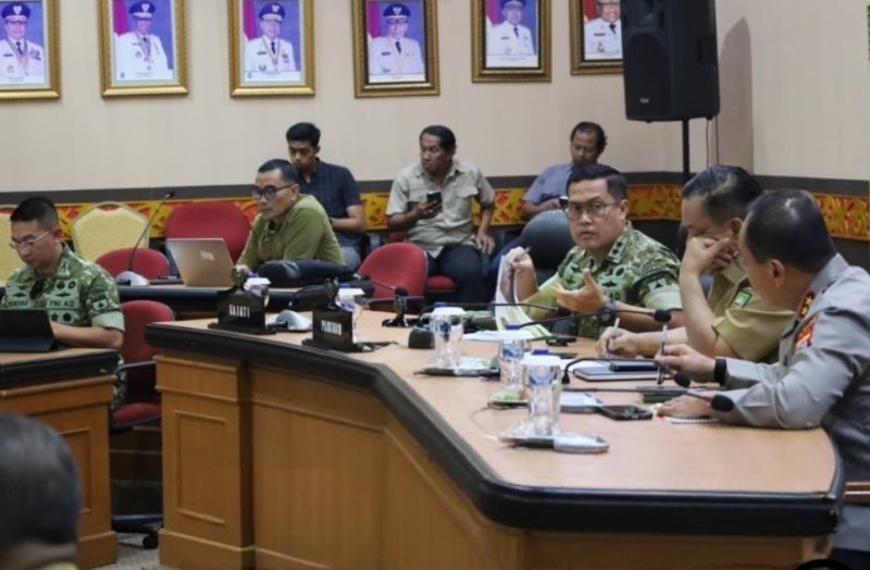 Keterangan Foto: Gubernur Riau SF Hariyanto, didampingi Pangdam XIX/Tuanku Tambusai Mayjen TNI Dr. Agus Hadi Waluyo, S.A.P., M.M., CHRMP, dan Kapolda Riau Irjen Pol Dr. Herry Heryawan, S.I.K., M.H., M.Hum., saat memimpin rapat koordinasi penanganan Karhutla di Ruang Kenanga, Kantor Gubernur Riau, Senin (7/9/2026). Sejumlah peserta lainnya mengikuti rakor secara video conference.