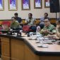Keterangan Foto: Gubernur Riau SF Hariyanto, didampingi Pangdam XIX/Tuanku Tambusai Mayjen TNI Dr. Agus Hadi Waluyo, S.A.P., M.M., CHRMP, dan Kapolda Riau Irjen Pol Dr. Herry Heryawan, S.I.K., M.H., M.Hum., saat memimpin rapat koordinasi penanganan Karhutla di Ruang Kenanga, Kantor Gubernur Riau, Senin (7/9/2026). Sejumlah peserta lainnya mengikuti rakor secara video conference.