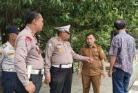 Keterangan Foto: Kasubdit Kamsel Ditlantas Polda Riau AKBP Dasril, S.Pd., M.M., bersama instansi terkait saat melakukan survei lokasi pemeliharaan Jembatan Siak I dan Siak III di Kota Pekanbaru. (dok.ist)