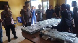 Keterangan foto: Kapolres Bengkalis AKBP Fahrian Saleh Siregar saat melihat barang bukti sabu sebanyak 65 bungkus yang diamankan di Polsek Bantan.(dok.ist) 