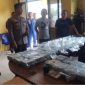Keterangan foto: Kapolres Bengkalis AKBP Fahrian Saleh Siregar saat melihat barang bukti sabu sebanyak 65 bungkus yang diamankan di Polsek Bantan.(dok.ist) 