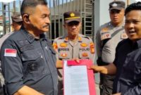Keterangan foto: Ali Junjung Daulay, Korlap Jaringan Aktivis Penjaga Aset Negara dari Oligarki (JANGAN OLIGARKI), menyerahkan pernyataan sikap JANGAN OLIGARKI kepada Viktor Wood selaku Kaur Kamdal Kejati Riau.