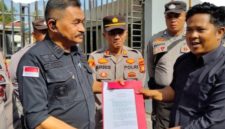 Keterangan foto: Ali Junjung Daulay, Korlap Jaringan Aktivis Penjaga Aset Negara dari Oligarki (JANGAN OLIGARKI), menyerahkan pernyataan sikap JANGAN OLIGARKI kepada Viktor Wood selaku Kaur Kamdal Kejati Riau.