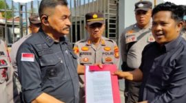 Keterangan foto: Ali Junjung Daulay, Korlap Jaringan Aktivis Penjaga Aset Negara dari Oligarki (JANGAN OLIGARKI), menyerahkan pernyataan sikap JANGAN OLIGARKI kepada Viktor Wood selaku Kaur Kamdal Kejati Riau.