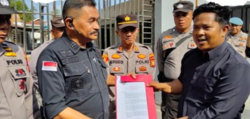 Keterangan foto: Ali Junjung Daulay, Korlap Jaringan Aktivis Penjaga Aset Negara dari Oligarki (JANGAN OLIGARKI), menyerahkan pernyataan sikap JANGAN OLIGARKI kepada Viktor Wood selaku Kaur Kamdal Kejati Riau.