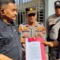 Keterangan foto: Ali Junjung Daulay, Korlap Jaringan Aktivis Penjaga Aset Negara dari Oligarki (JANGAN OLIGARKI), menyerahkan pernyataan sikap JANGAN OLIGARKI kepada Viktor Wood selaku Kaur Kamdal Kejati Riau.