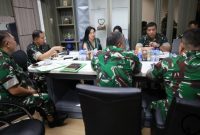 Keterangan foto: Kasdam XIX/TT Brigjen TNI Rudi Hermawan memimpin rapat pembahasan pembangunan RST bersama Aslogdam XIX/TT, Kakesdam XIX/TT, Kazidam XIX/TT, Karumkit XIX/TT, serta Kepala Proyek Pembangunan RST.