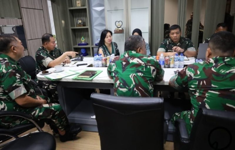 Keterangan foto: Kasdam XIX/TT Brigjen TNI Rudi Hermawan memimpin rapat pembahasan pembangunan RST bersama Aslogdam XIX/TT, Kakesdam XIX/TT, Kazidam XIX/TT, Karumkit XIX/TT, serta Kepala Proyek Pembangunan RST.